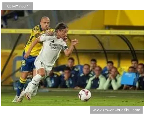 皇马维尼修斯急停变向突破如离弦之箭